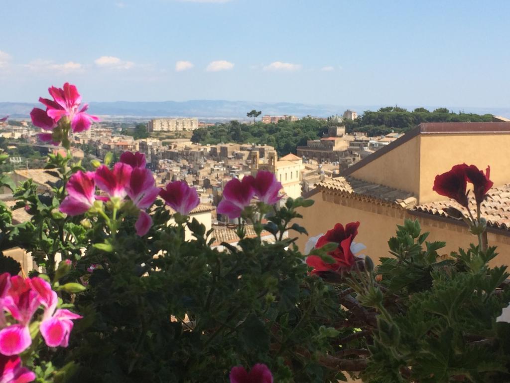 カルタジローネAttico Da Rosa Con Vista Spettacolare A 360 Gradiアパートメント エクステリア 写真
