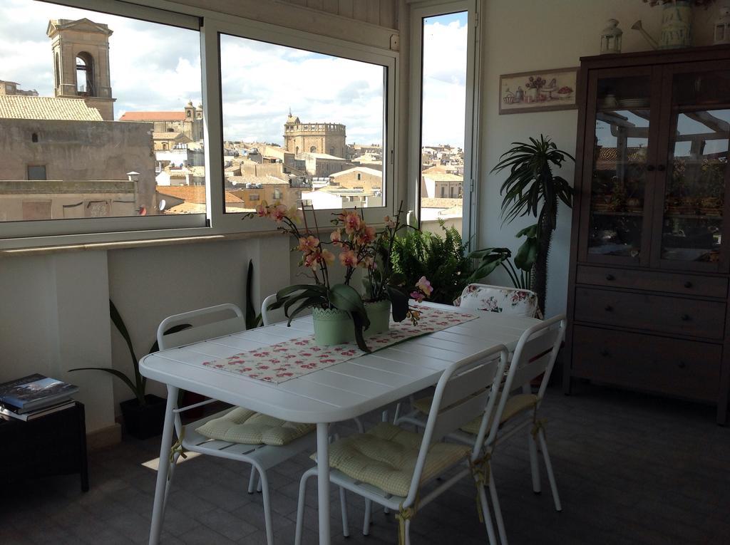 カルタジローネAttico Da Rosa Con Vista Spettacolare A 360 Gradiアパートメント エクステリア 写真